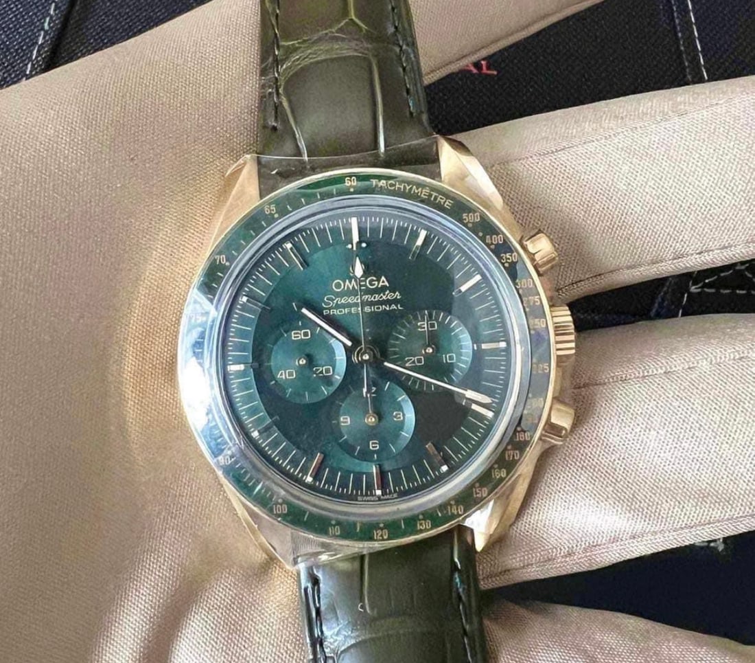 Omega Speedmaster Sedna Gold Comes with Box & Papers: Omega Speedmaster Sedna Gold Comes with Box & Papers #PAPPS15914v8