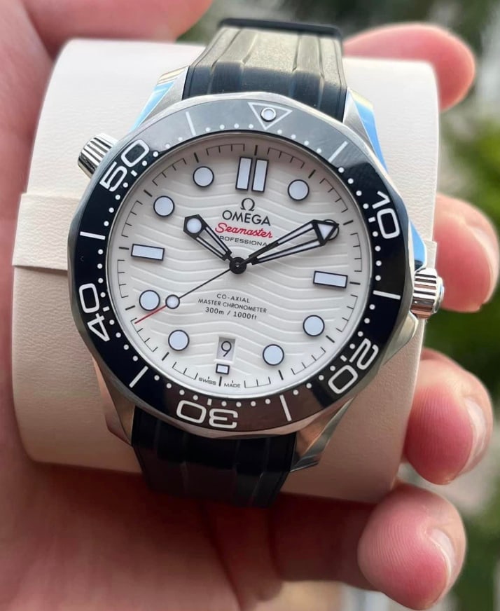 Omega Seamaster White Dial Comes with Box & Papers: Omega Seamaster White Dial Comes with Box & Papers #PAPPS18322v8