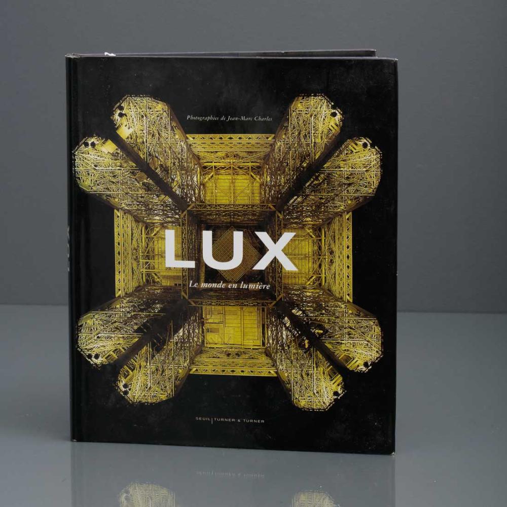 LUX LE MONDE EN LUMIÈRE: LUX LE MONDE EN LUMIÈRE Prefácio de François Roussely, textos de Pierre Arnaud de Chassy-Poulay, Pierre Delaporte e James Turrell. Fotografias de Jean-Marc Charles. Seuil Turner & Turne