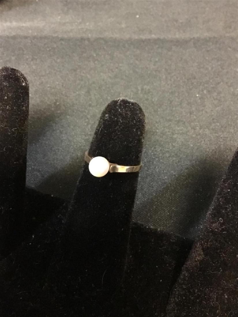 10 karat yellow gold pearl ring: 10 karat yellow gold pearl ring 10 karat yellow gold pearl ring 2 g total weight
