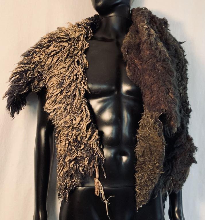 Game of thrones - Northerners / Dothraki Shoulder Fur: Game of thrones - Northerners / Dothraki Shoulder Fur #2 Original shoulder fur worn by either an Northerner or a Dothraki on the George R. R. Martin created fantasy drama television series 'Game of Th