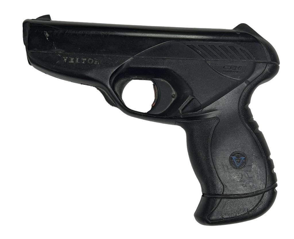 Battlestar Galactica (2004 - 2009) - John Cavil (Dean Stockwell) Vektor CP1 Pistol: Battlestar Galactica (2004 - 2009) - John Cavil (Dean Stockwell) Vektor CP1 Pistol.Comes with a COA signed by the armorer for the show. Master armorer and weapon fabricator who's been in the business 
