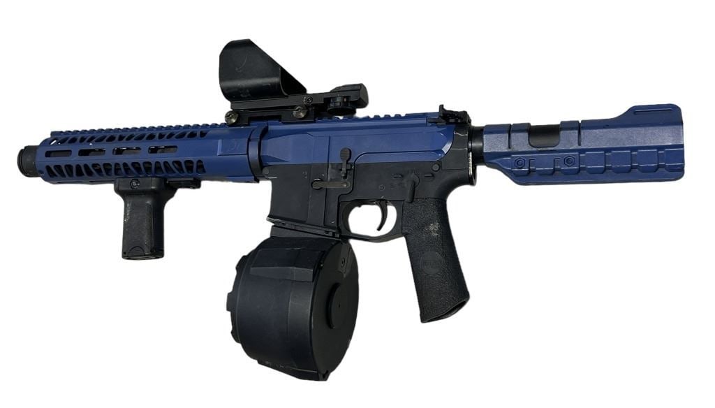 Breach (2020) - Clay (Bruce Willis) Machine Gun: Breach (2020) - Clay (Bruce Willis) Machine Gun.Made of metal and polimar. With working metal red dot sight.Original machine gun used by "Clay", played by Bruce Willis in the production of the John Su