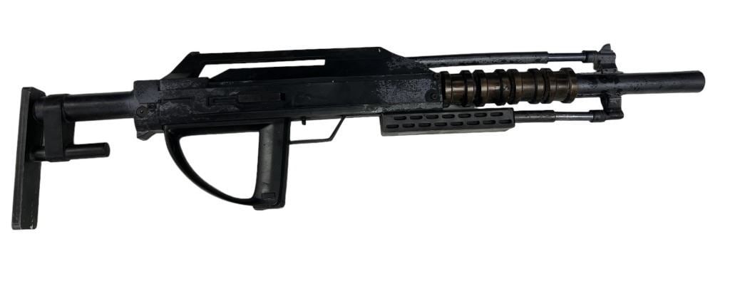 Divergent Allegiant (2016) - Stunt Erudite Mutiny Rifle With Sling: Divergent Allegiant (2016) - Stunt Erudite Mutiny Rifle With Sling.Best seen in the film's big ending battle. Made of resin. Measuring aprox. 31.75" x 7.75" x 2".Original primary weapon used by the Er
