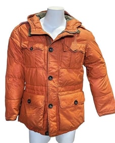 Fargo (2014[x=#8211/]2024) - Lester Nygaard (Martin Freeman) & Linda Park Bloody Orange Parka