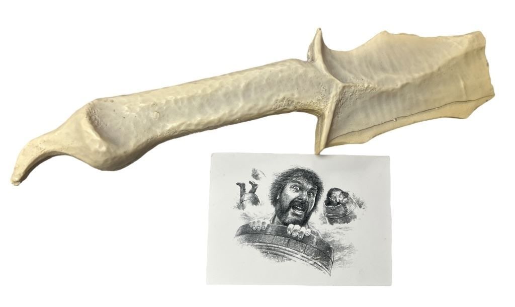 The Lord of the Rings (2001-2003) - Orc Dagger Casting And Crew Gift Card: The Lord of the Rings (2001-2003) - Orc Dagger Casting And Crew Gift Card.Original Orc dagger casting (broken, along with a crew gift greeting card from the production of the Peter Jackson directed pr