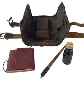 Game of Thrones (2011-2019) - Lanister Messenger Satchel with Ink, Pen and Note Pad
