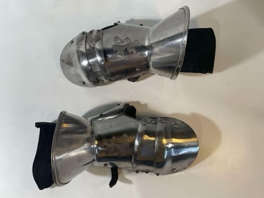 Game of Thrones (2011-2019) - Set of Two Metal Lanister Gantlets