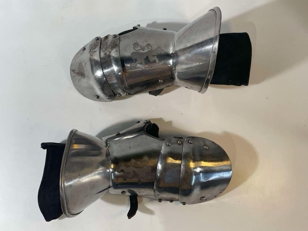 Game of Thrones (2011-2019) - Set of Two Metal Lanister Gantlets (1 of 4)