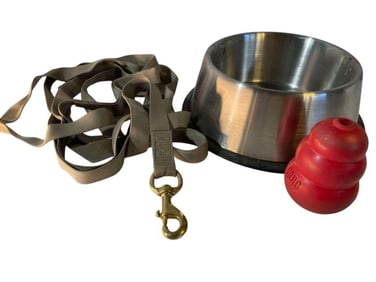 Max (2015) - Collection of Props, Kong toy, Leash Bowl