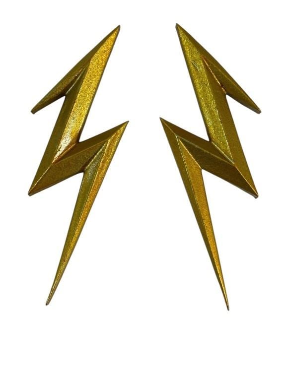 The Flash (2014-) - The Flash (Grant Gustin) Hero Belt Bolts: The Flash (2014-) - The Flash (Grant Gustin) hero Belt Bolts (Unused Backups).Made of resin.Measuring 4" long.Original belt bolts (2 pieces) made to be worn by "The Flash", played by Grant Gustin in t