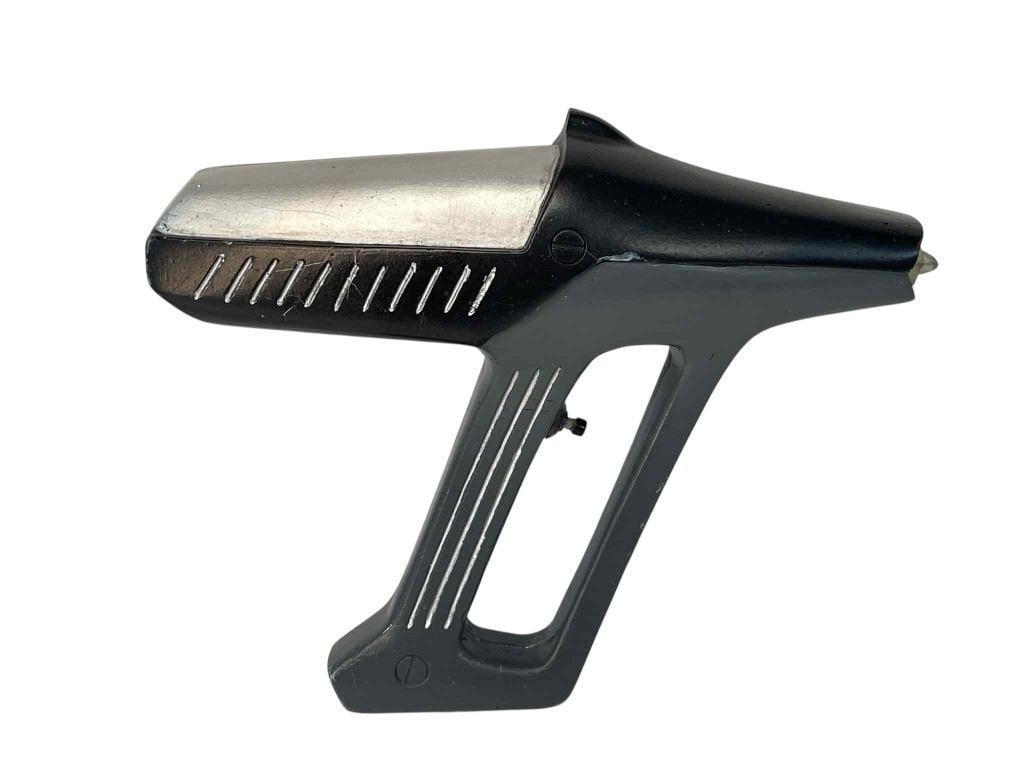 Buck Rogers in the 25th Century (1979-1981) - Traybor[x=#8217/]s Henchmen Sfx Pistol - Lot A: Buck Rogers in the 25th Century (1979-1981) - Traybor[x=#8217/]s Henchmen Sfx Pistol - Lot A.Measuring 8[x=#8221/] x 2[x=#8221/] x 7[x=#8221/].Constructed from fiberglass with a practical light-up muz