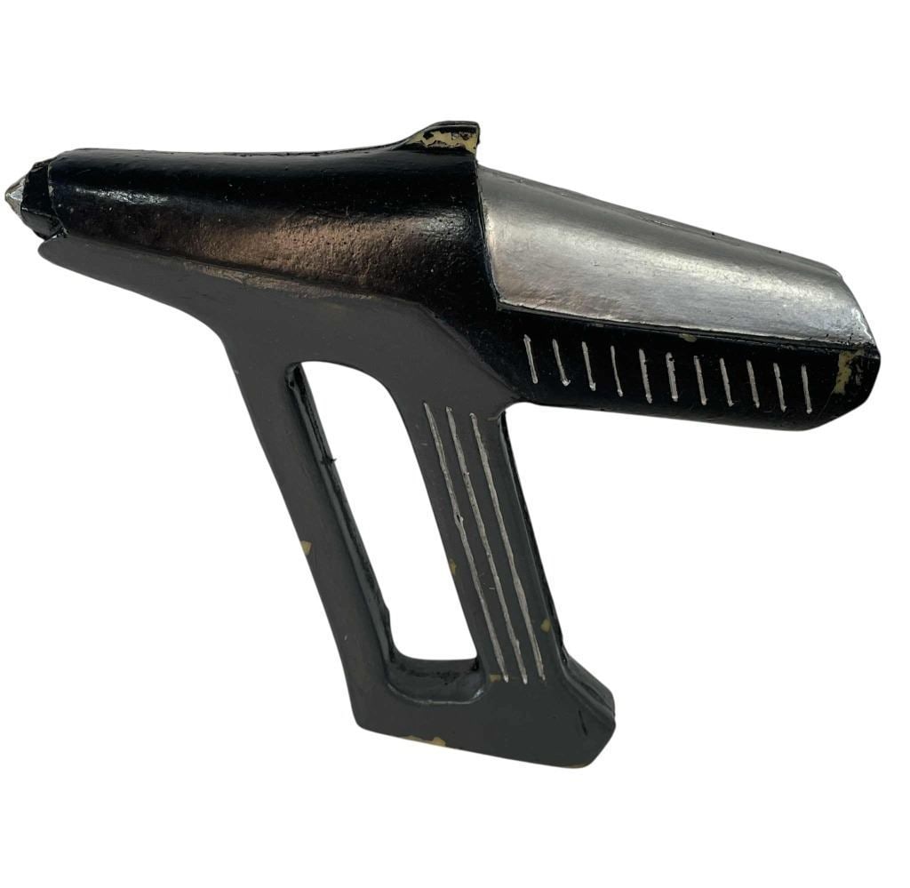 Buck Rogers in the 25th Century (1979-1981) - Traybor[x=#8217/]s Henchmen Sfx Pistol - Lot B: Buck Rogers in the 25th Century (1979-1981) - Traybor[x=#8217/]s Henchmen Sfx Pistol - Lot B.Measuring 8[x=#8221/] x 2[x=#8221/] x 7[x=#8221/].Constructed from fiberglass with a practical light-up muz