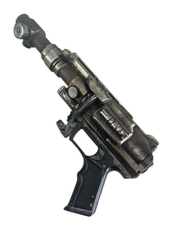 Guardians of the Galaxy Vol. 2 (2017) - Tullk's (Tommy Flanagan) Stunt Pistol - Lot A: Guardians of the Galaxy Vol. 2 (2017) - Tullk's (Tommy Flanagan) Stunt Pistol - Lot A.Made of resin.Original stunt pistol used by "Tullk", played by Tommy Flanagan in the superhero film 'Guardians of 