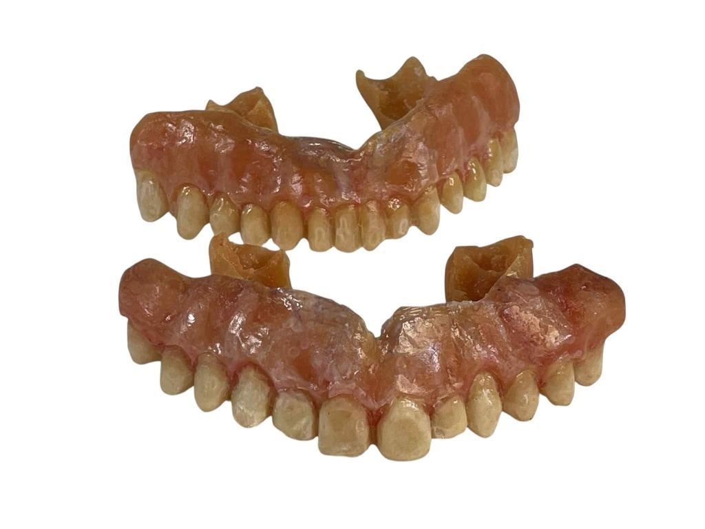 Smile (2022) - Set of Teeth - Version B: Smile (2022) - Set of Teeth - Version B.Original set of teeth used in the production of the Parker Finn directed psychological horror film 'Smile' (2022), stars Sosie Bacon as a therapist named Rose C