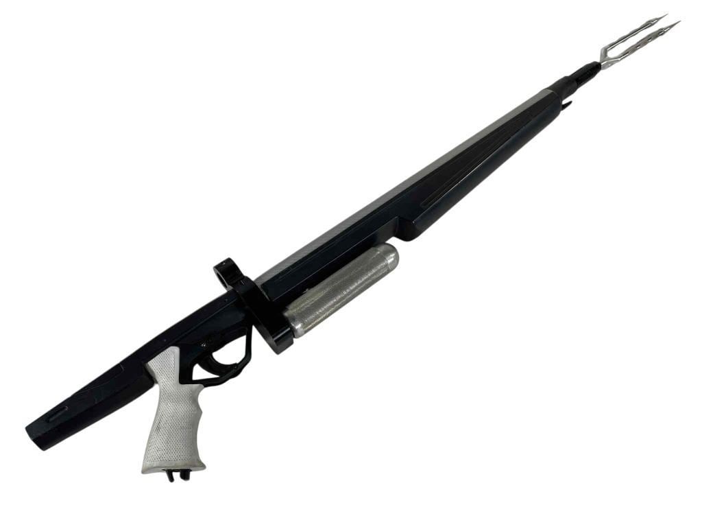 The Meg (2018) - Jonas Taylor (Jason Statham) Hero Speargun: The Meg (2018) - Jonas Taylor (Jason Statham) Hero Speargun.Made of machined aluminum, carbon fiber, plastic and steel.Measuring 40 3/4".Original stunt speargun used by "Jonas Taylor", played by Jason