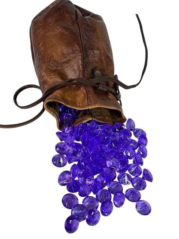 Game of Thrones (2011-2019) - Lannister Leather Treasure Pouch: Game of Thrones (2011-2019) - Lannister Leather Treasure Pouch.Original leather pouch filled with plastic stones from the lannister caravan that transported the ceased valuables after the battle at hi