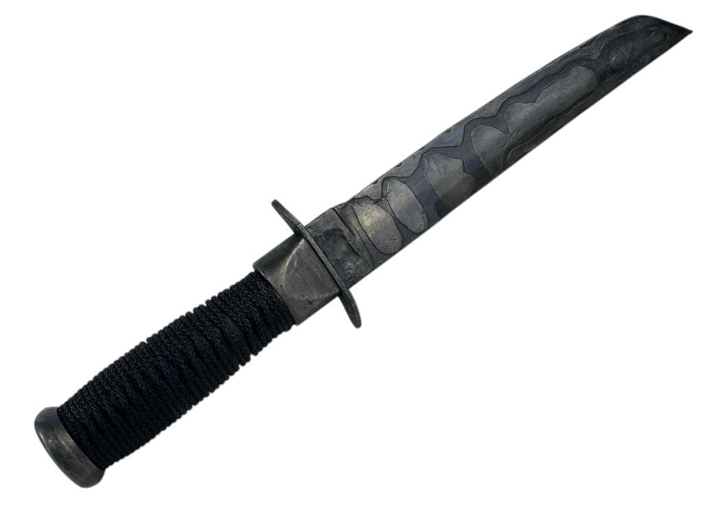 Mortal Kombat (2021) - Short Katana: Mortal Kombat (2021) - Short Katana.Made of rubber with a cord wrapped handle.Measuring 13".Original background short katana used in the Simon McQuoid directed martial arts fantasy film 'Mortal Kombat