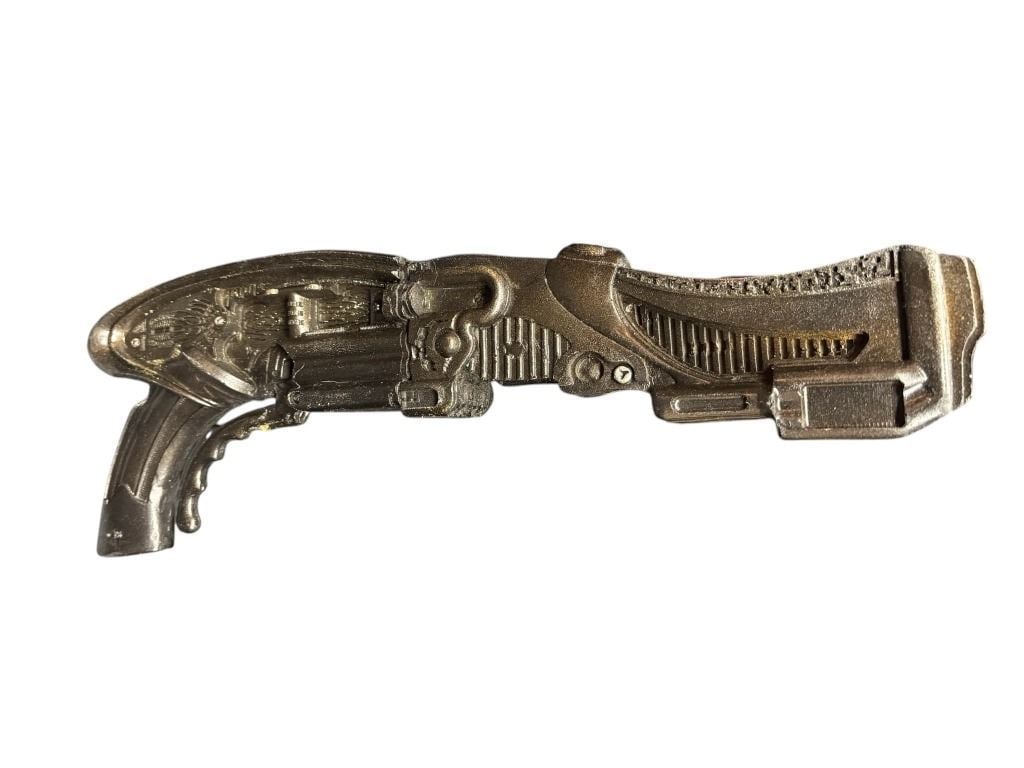 The Chronicles of Riddick (2004) - Necromonger Gravity Rifle: The Chronicles of Riddick (2004) - Necromonger Gravity Rifle.Made of hard rubber.Original Necromonger gravity rifle used in the production of the science fiction adventure film 'The Chronicles of Ridd