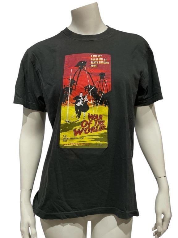 War of the Worlds (2005) - ILM Visual Effects Crew Shirt: War of the Worlds (2005) - ILM Visual Effects Crew Shirt.Size .Original shirt given to the crew of the ILM visual effects team on the Steven Spielberg directed science fiction action-thriller film 'Wa
