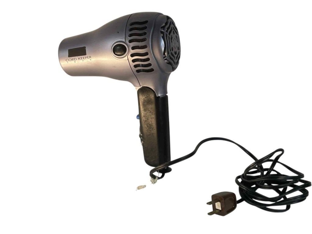 What Lies Beneath (2000) - Michelle Pfeiffer SFX Hair Dryer: What Lies Beneath (2000) - Michelle Pfeiffer SFX Hair Dryer.Original hair dryer used by "Claire Spencer", played by Michelle Pfeiffer in the Robert Zemeckis directed supernatural horror thriller film