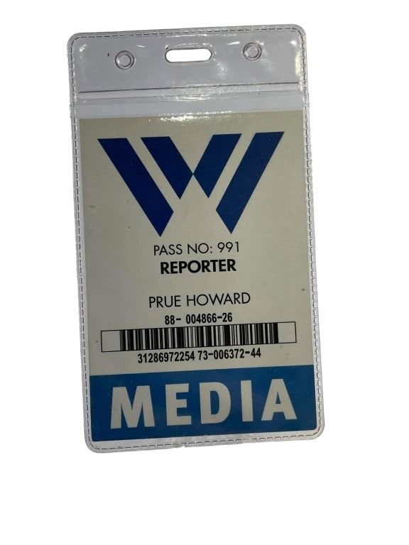 Batman - Justice League (2017) - Reporter Media Badge Prue Howard: Batman - Justice League (2017) - Reporter Media Badge Prue Howard.Original media badge used by reporter "Prue Howard" in the production in the production of the Zack Snyder directed superhero film 'Ju