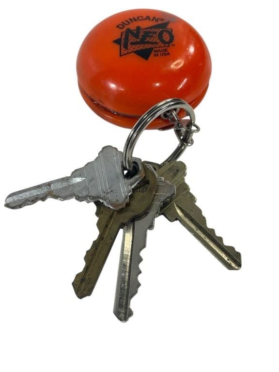 Blankman (1994) - Damon Wayans (Darryl Walker) YOYO Keychain: Blankman (1994) - Damon Wayans (Darryl Walker) YOYO Keychain.Original yoyo keychain used by "Darryl Walker", played by Damon Wayans in the Mike Binder American superhero comedy parody directed film 'B