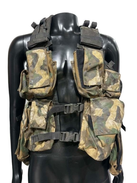 Doctor Who (TV Series 2005[x=#8211/]) - Guards Tactical Camo Vest (1 of 4)