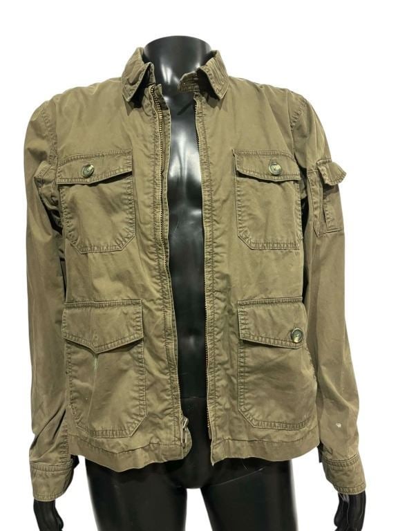 Greenland (2020) - Gerard Butler as John Garrity Hero Green Jacket: Greenland (2020) - Gerard Butler as John Garrity Hero Green Jacket.Original green jacket screen worn by John Garrity (Gerard Butler).From the Ric Roman Waugh directed disaster thriller 'Greenland'