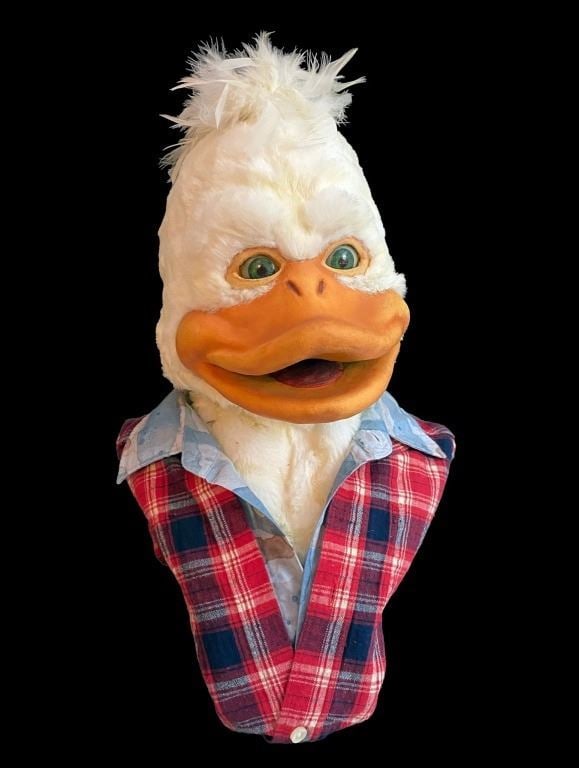 Howard the Duck (1986) - Original Animatronic Head With Custom Display: Howard the Duck (1986) - Original Animatronic Head With Custom Display.Professionally restored and mounted to a custom made display.Original animatronic Howard The Duck head used in the production of