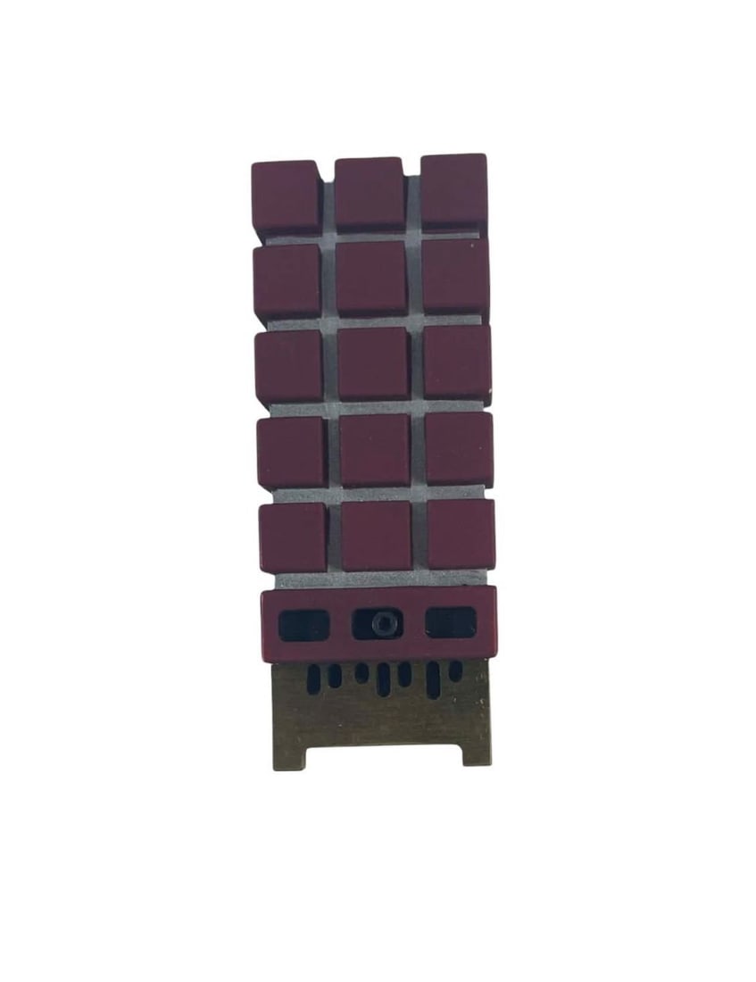 Terminator Genisys (2015) - T-800's (Schwarzenegger) CPU Chip & Sarah Connor (Emilia Clarke) Props: Terminator Genisys (2015) - T-800's (Schwarzenegger) CPU Chip & Sarah Connor (Emilia Clarke) Props.Original T-800's (Arnold Schwarzenegger) CPU Chip with Sarah Connor (Emilia Clarke) Pliers and Three