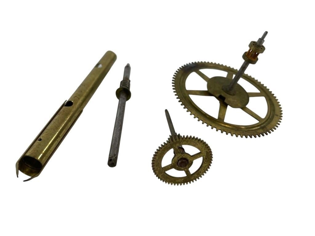 The Hunger Games (2012) - Clock Pieces from Katniss (Jennifer Lawrence) Mockinjay Box: The Hunger Games (2012) - Clock Pieces from Katniss (Jennifer Lawrence) Mockinjay BoxThese pieces can be seen at the start of the movie when Katniss (played by Jennifer Lawrence) finds the Mockingjay.