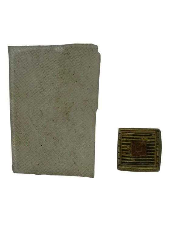 Alien: Covenant (2017) - Michael Fassbender (David) Head Chip and Skin: Alien: Covenant (2017) - Michael Fassbender (David) Head Chip and Skin.Chip measures 1" x 1".Made of rubber.Original head chip for "David", played by Michael Fassbender along with a piece of neck
