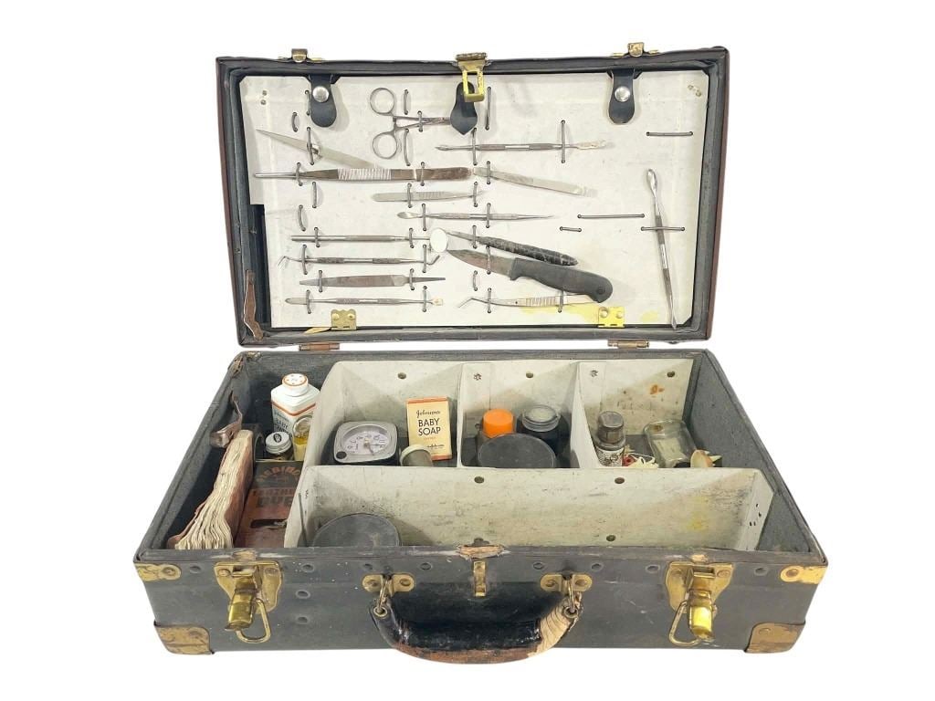 Bates Motel (2013-2017) - Taxidermy Suitcase Kit (1 of 7)
