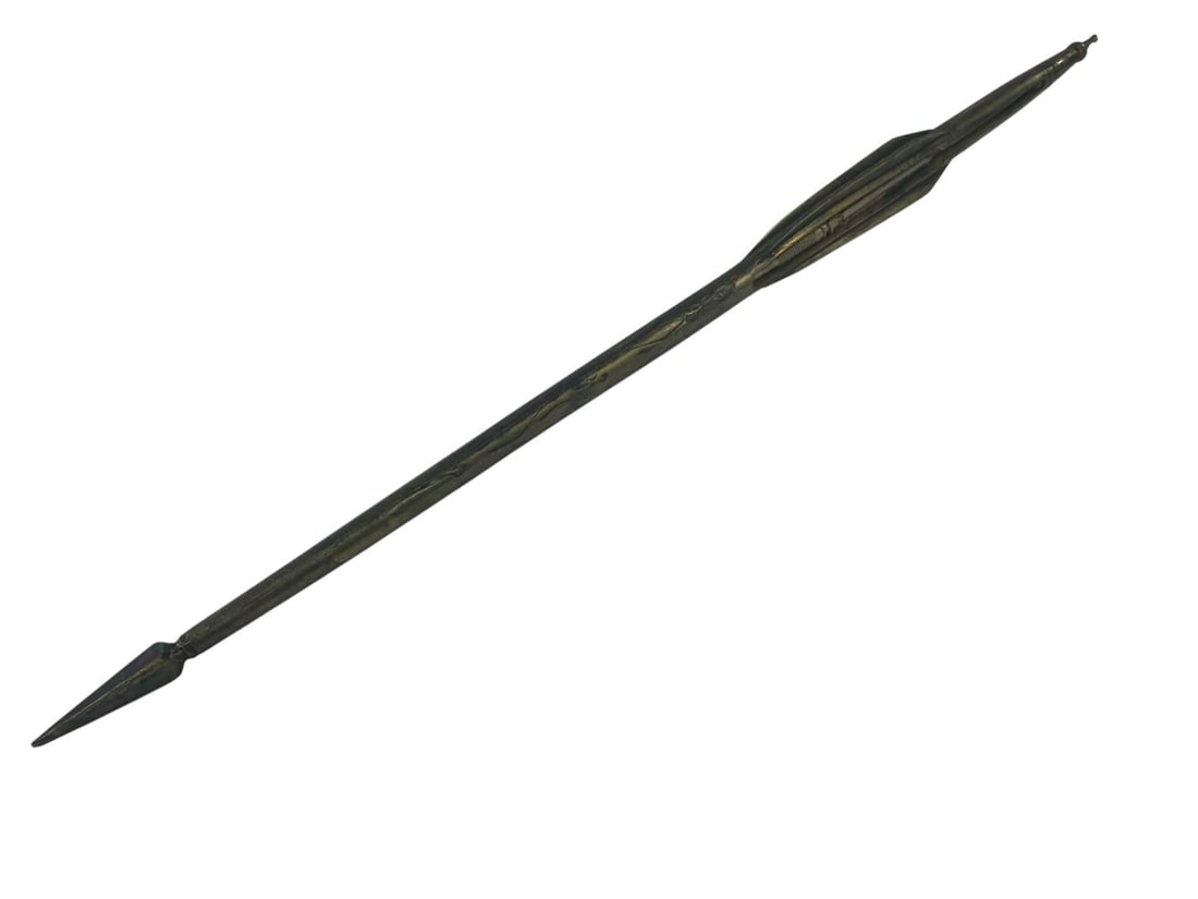 Guardians of the Galaxy Vol. 3 (2023) - Kraglin (Sean Gunn) Yaka Arrow: Guardians of the Galaxy Vol. 3 (2023) - Kraglin (Sean Gunn) Yaka Arrow.Measuring 17 1/2[x=#8243/].Original signature whistle-operated Yaka arrow used by "Kraglin", played by Sean Gunn in the James