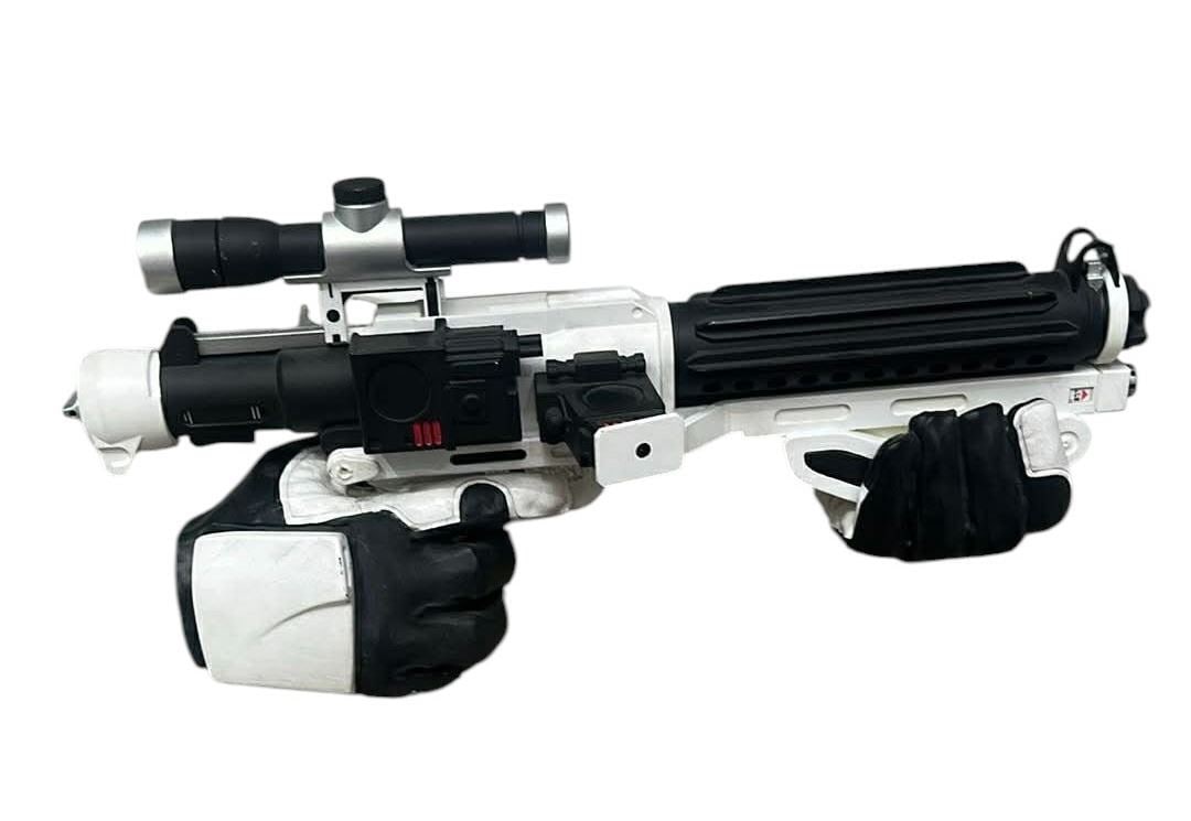 Star Wars: Rise of the Resistance Disney Ride - Stormtrooper Sonn-Blas F-11D Blaster & Gloves (1 of 4)
