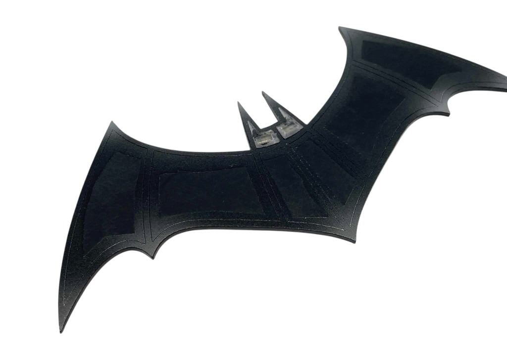 Arrow TV Series (2012-2020) - Batwoman (Ruby Rose) Batarang: Arrow TV Series (2012-2020) - Batwoman (Ruby Rose) Batarang.Made of plastic.Measuring 6".Original unfinished Batwoman (Ruby Rose) Batarang, made for the production of the superhero television series