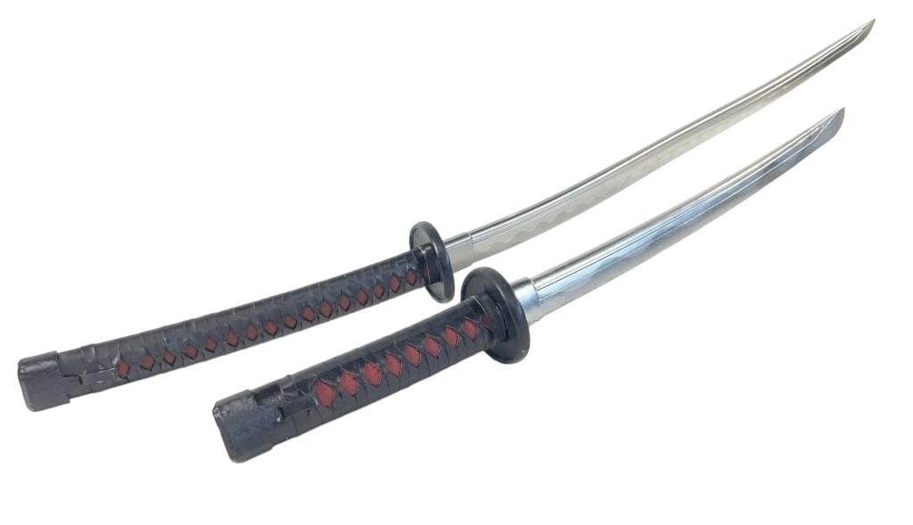 Deadpool & Wolverine (2024) - Samuraipool (Hall & Oats) Twin Katanas: Deadpool & Wolverine (2024) - Samuraipool (Hall & Oats) Twin Katanas.Made of soft rubber with a metal core.Messuring 40" and 36".Used in the scene where all the Deadpools battle at the end of the movi