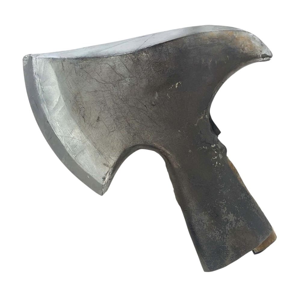 Miss Peregrine's Home for Peculiar Children (2016) - Barron (Samuel L. Jackson) Arm Weapon - Lot B: Miss Peregrine's Home for Peculiar Children (2016) - Barron (Samuel L. Jackson) Arm Weapon.Measuring 14" x 15".Made of rubber.Original arm weapon for "Barron", played by Samuel L. Jackson in the Tim