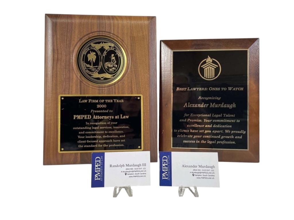 Murdaugh: Death in the Family (2025) - Plaques & Business Cards: Murdaugh: Death in the Family (2025) - Plaques & Business Cards.Original collection of prop plaques and business cards made for "Randolph Murdaugh", played by Gerald McRaney and "Alex Murdaugh", playe