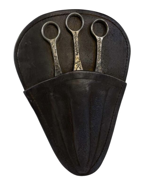 Star Wars - The Acolyte (2024) - Mae (Amandla Stenberg) Throwing Knifes In Sheath: The Acolyte (2024[x=#8211/]) - Mae (Amandla Stenberg) Throwing Knifes In Sheath.Rubber Stunt 1 piece version that stays in the sheath.Measuring 6 1/4" x 8 3/4".Original stunt throwing knife set in she