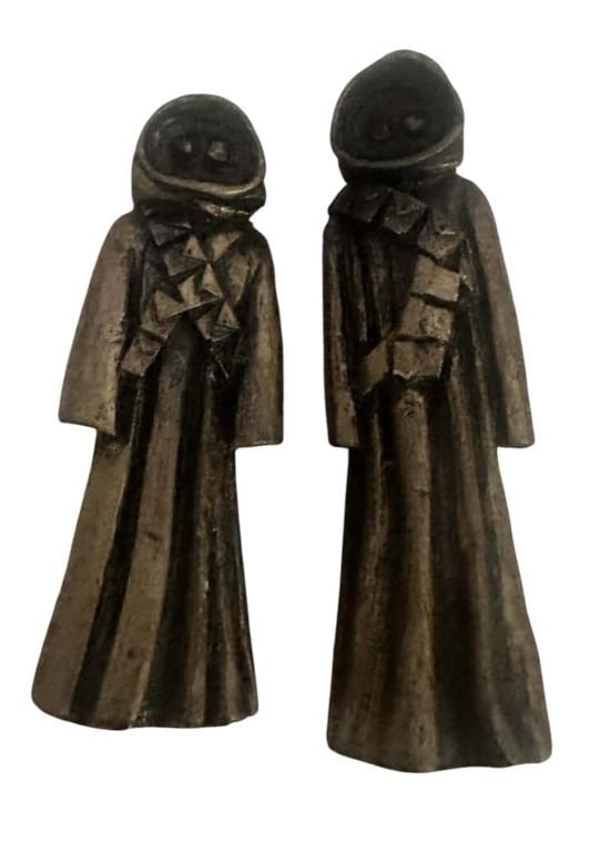 Star Wars: Episode VII - The Force Awakens (2015) - Reys Jawa Toys: Star Wars: Episode VII - The Force Awakens (2015) - Reys Jawa Toys.Made of resin.Measuring aproximatelly 3" to 4" tall.Original pair of toys made to look hand carved belonging to Rey from the producti