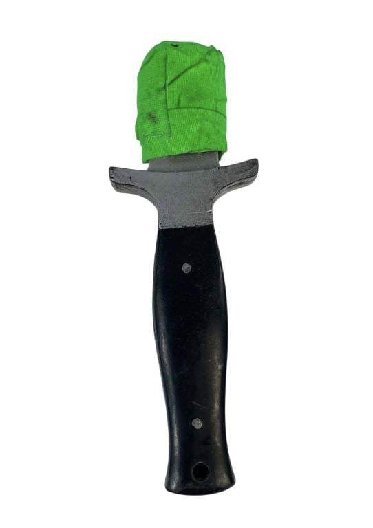 The Walking Dead (2010-2022) - Beta (Ryan Hurst) SFX Knife: The Walking Dead (2010-2022) - Beta (Ryan Hurst) SFX Knife.Original SFX stunt knife used by "Beta", played by Ryan Hurst and his righthand man in multiple episodes of season 3 (Epi. 16) and 4 on the p