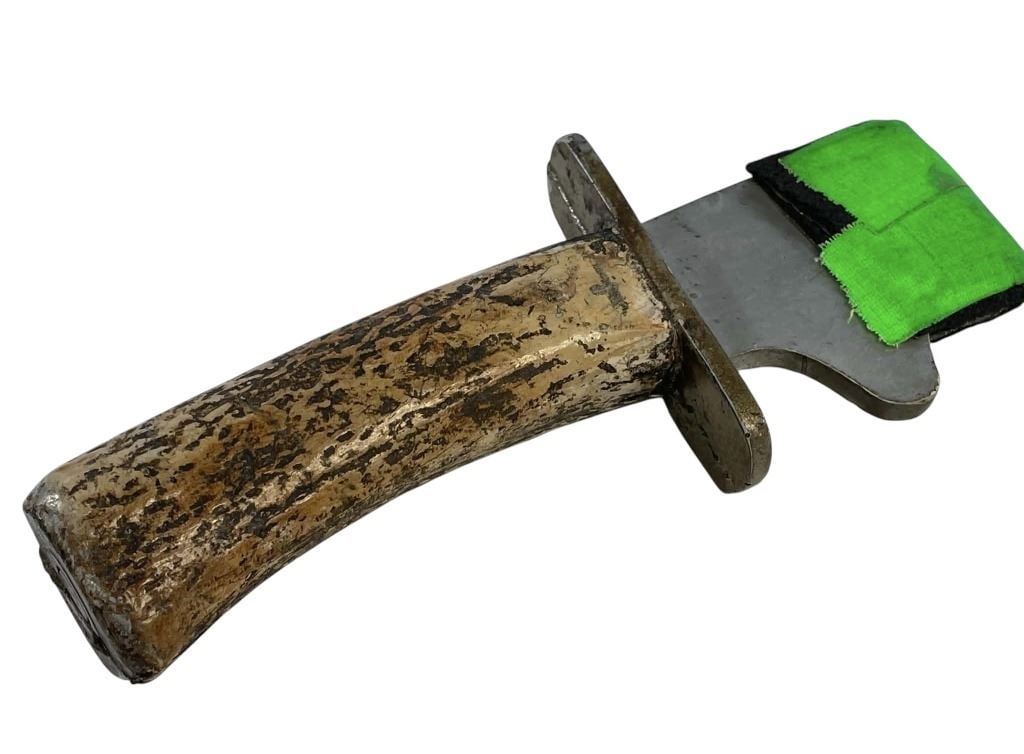 The Walking Dead (2010-2022) - Season 4 SFX Knife: The Walking Dead (2010-2022) - Season 4 SFX Knife.Original SFX stunt knife used by a gang member to threaten "Carl", played by Chandler Riggs on the post-apocalyptic horror drama television series 'Th