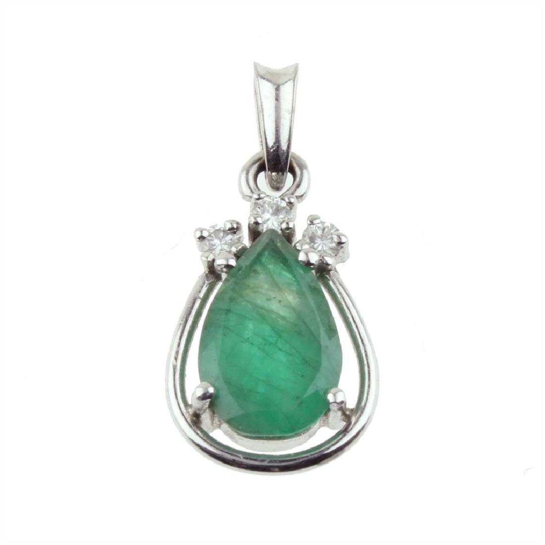 COLGANTE CON ESMERALDA.: Oro blanco con esmeralda central de talla lágrima de aprox. 1,0 ct. y tres diamantes de un peso total aprox. de 0,9 ct. 2,4 cm. 2,5 gr. 