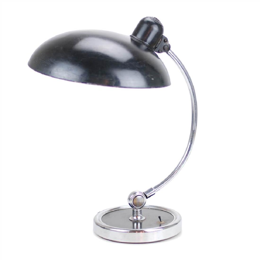 Lámpara de sobremesa "President",: En metal cromado. Diseño de Christian Dell en los años 30 para kaiser Idell / Kaiser Leuchtenl. Modelo 6631 "Luxus" Marca en la parte superior. Una luz. 46 cms alt.