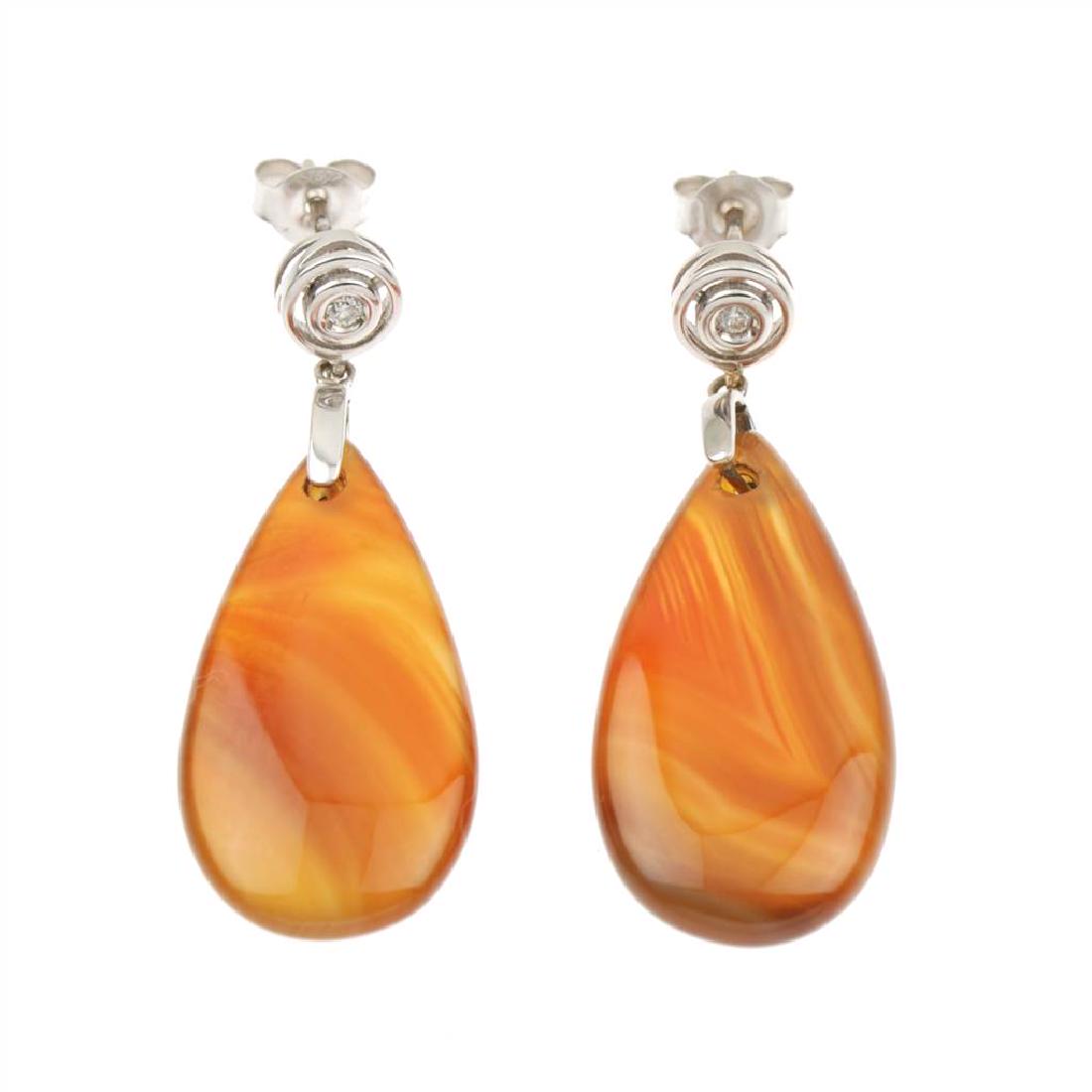 PENDIENTES LARGOS CON áGATA.: Oro blanco con diamantes de talla brillante de un peso total aprox. de 0,06 ct. rematado por lágrima en ágata. Cierres a presión. 3,8 cm. long. 8,5 gr.