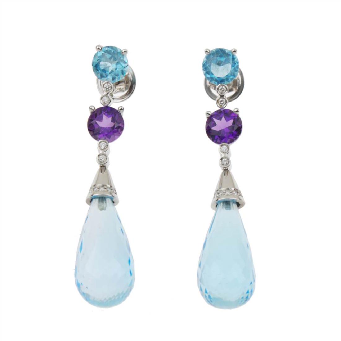 PENDIENTES LARGOS DE TOPACIOS AZULES.: Oro blanco con topacios azules, amatistas y diamantes de un peso total aprox. de 0,08 ct. rematados por lágrima facetada en topacio azul. Cierres a presión. 5 cm. de largo. 16,6 gr.