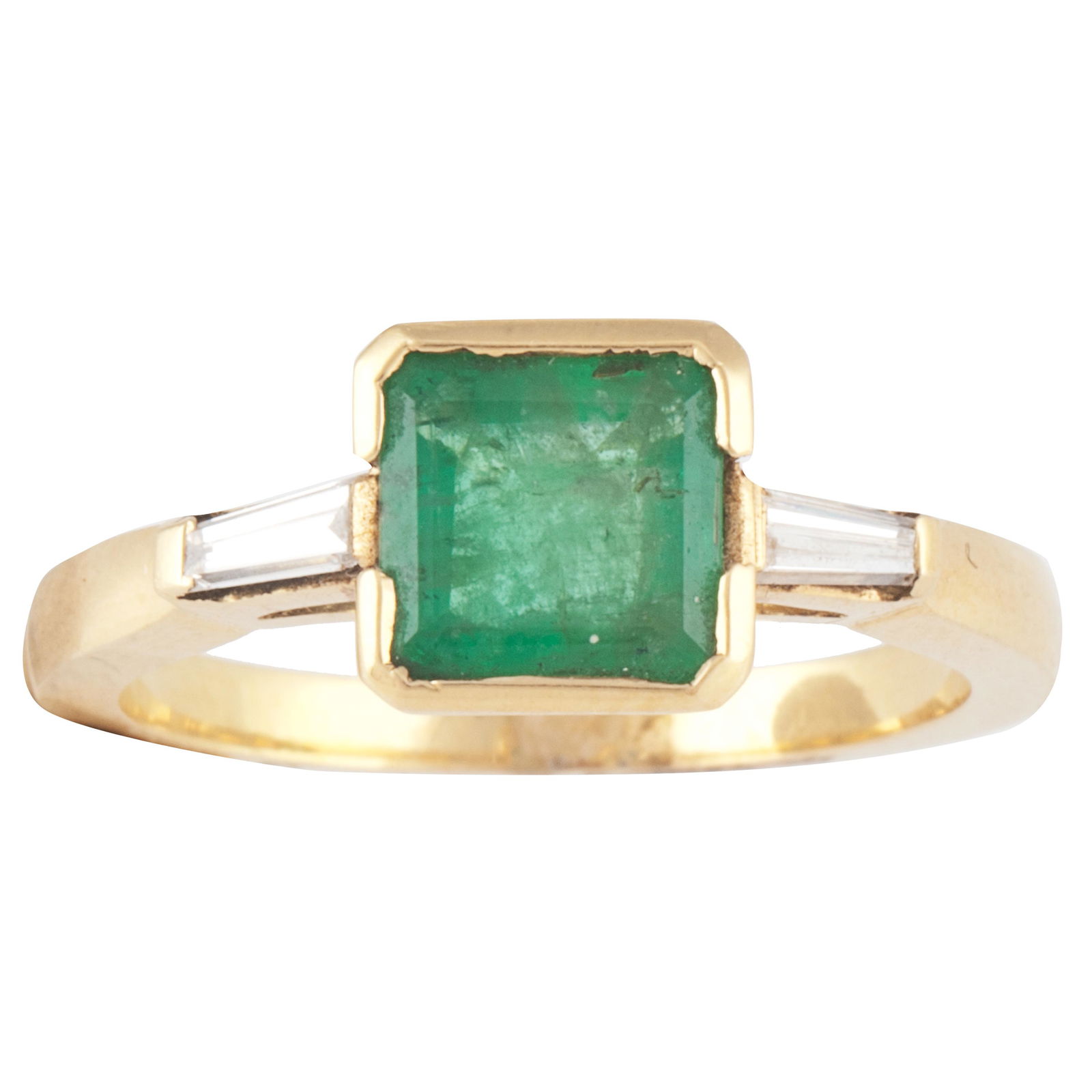 EMERALD AND BAGUETTE RING.: 18 kt. first grade yellow gold with 6.5 x 6.5 carré emerald and 2 trapeze cut diamonds.