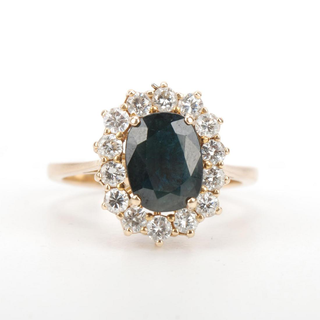 DIAMONDS AND SAPPHIRE ROSETTE RING.: Yellow gold with brilliant cut diamonds with a total weight of approx. 0.28 ct. and oval cut central sapphire. Ring of 18 mm.